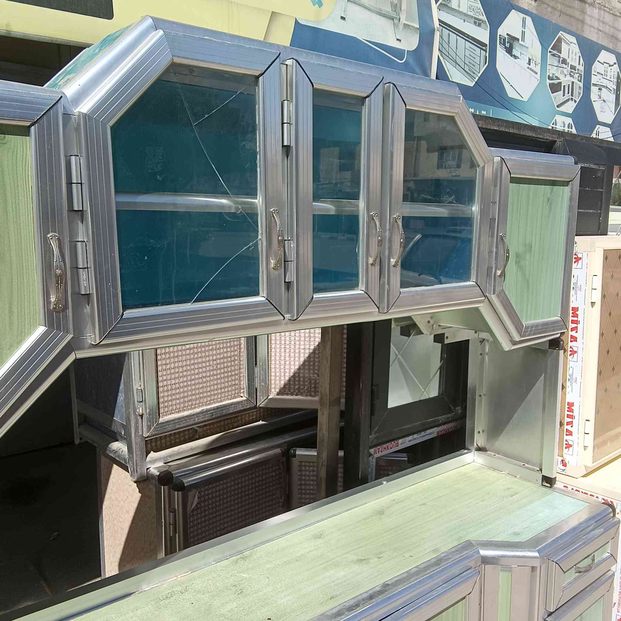 الاحمر متر ونص سنك ومتر ونص ملحق للبيع بسعر مناسب والاخظر مترين ملحق ومترين كاونتر للاستفسار الاتصال على الرقم ***********
