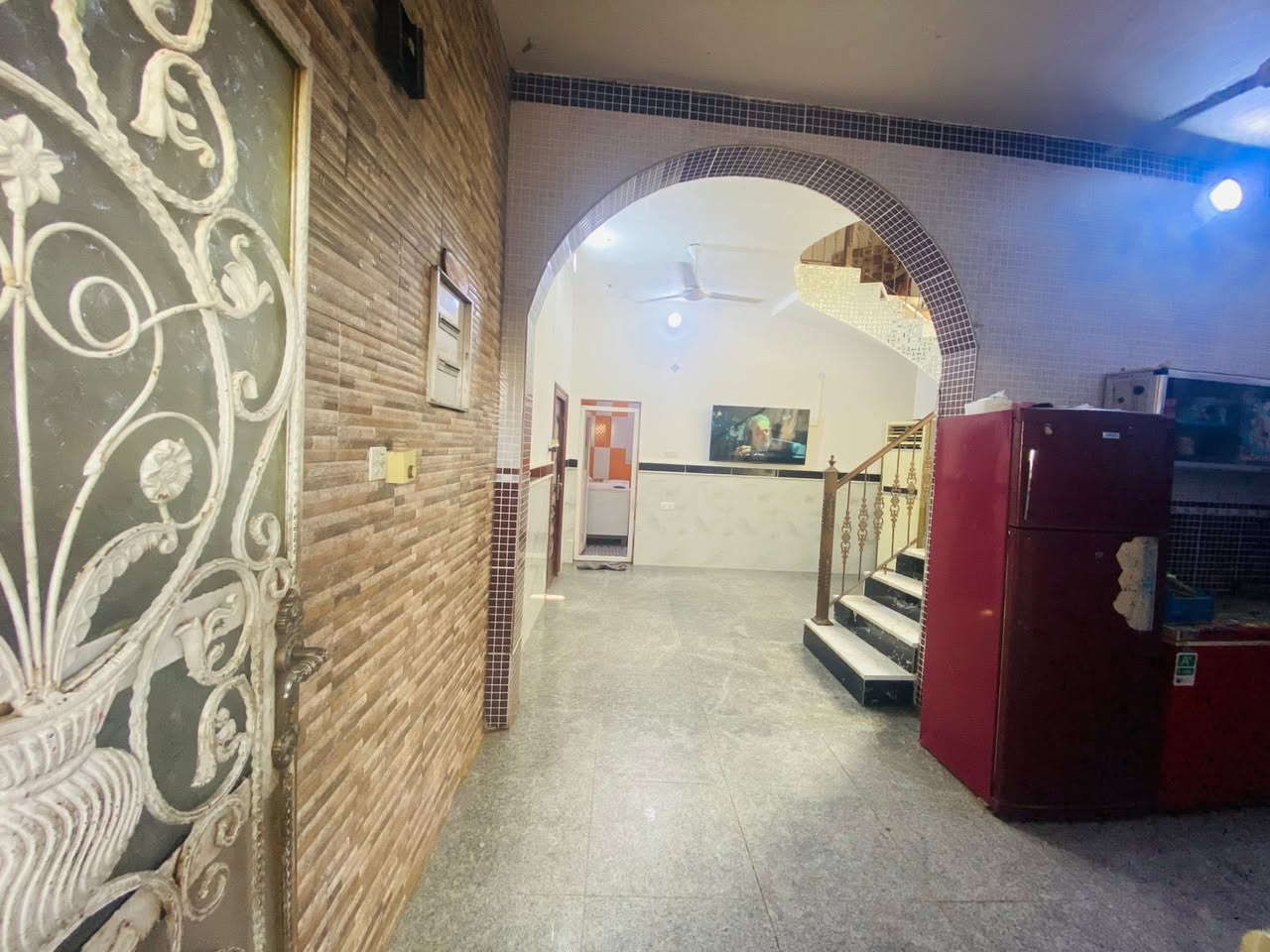 سلام عليكم عندي بيت بالشهداء  للبيع على الشارع قرب جسر الهولندي نص امامي 110 واقع حال 120  متر تقريبا البيت بناء 2014 لكن الصاله وملحقاتها ترميم صارله شهرين تقريبا درج مرمره البايه والمرايه لوح 120  الحائط معجون مو مخمر يحتوي البيت على ديوانيه + مطبخ مفتوح على الصاله + صحيات داخليه وخارجيه + غرفة نوم  + بناء الستاره 8 سوف ثرمستون  فقط لكن البيت كله بناء طابوق  الطابق الأرضي الارضيه تربيع  + رباط كونكريت +صب  السقف كونكريت السعر 130 مليون  موبايل ***********
