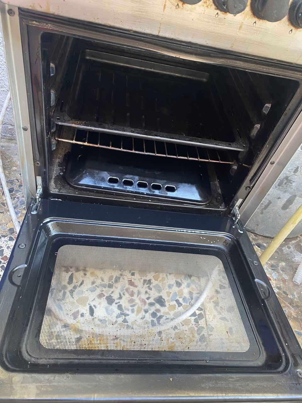 طباخ للبيع نضيف بس يراد تبديل مال العين مال الفرن لان مايعه. مبينه بالصوره سعر50 الف قفل مكان حي اور شراي يراسلني ع واتساب ‭0775 862 6059‬
