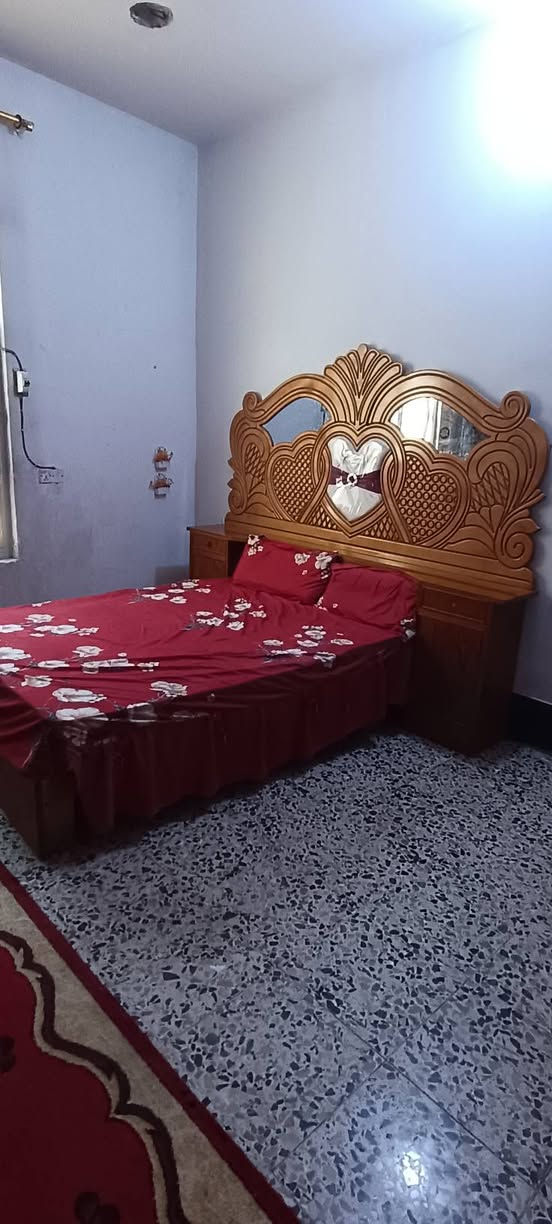 السلام عليكم
غرفه اخشاب للبيع  كنتور خمسه ابواب ميز مريه مع زاويه مع سرير   للتواصل على الماسنجر أو على رقم ***********
