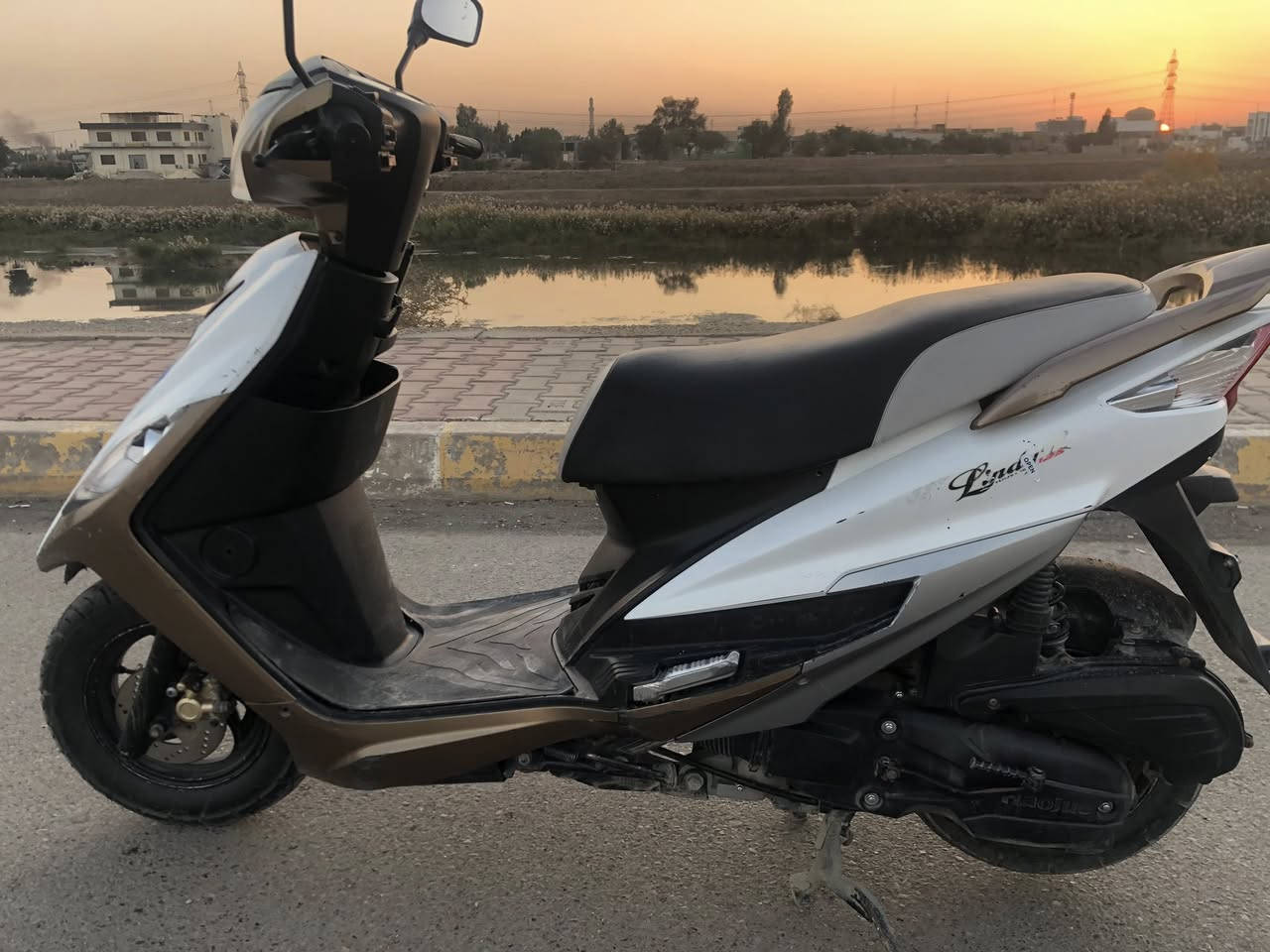 دراجة هاوجي للبيع ، الدراجة نظيفه ومحرك نظيف ومكفول شرط ع الفحص اما الگشر لا نظافة 90/100 لان عندي الصفاحية مكسوره كما موضوح بالصوره الدراجة كاملة من كلشي كهربائيات اشاير لايت عالي ناصي وزنون دبلات جديدة ومحرك جديد الله شاهد اصبانه ما ممدود عليه وشرط نگره صلف تجي وتفحص على راحتك الدراجة موديل ( 2019 ) وداخل گمرك وبي اوراق بس الاوراق مالاته ضايعه تاخذ رقم الشاصي وتسحب اوراقه من الگمرك الدراجة داخله گمرك بس ما مسجلة ، سعر الدراجة 850 وبيه مجال شي بسيط مكاني الرمادي الورار وهذا الرقم للتواصل وللاستفسار اكثر *********** واتساب فقط
