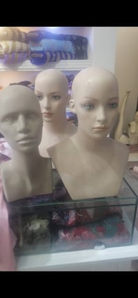 ملكانات نسائية • بلاستك • مع باروكة