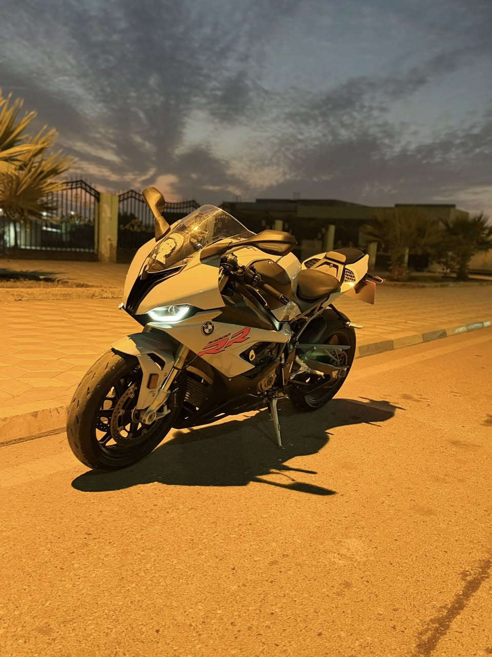 السلام عليكم  BMW s1000rr 👉للبيع 👉وارد يابان كفالة من الزلغ ماشية 10 لاف ستوك بحالة الوكالة دراجة طالعة من معرض مو مال شارع 😍 عنواني ميسان مركز المحافضة الدراجة جاهزة من كل النواحي دهن موتل اللة شاهد بانزين كلة محسن حتة ما طلع بيهة الشراي يتصل على هذة رقم ***********. للمعلومة صور المزاد عدي اذا تجي من غير محافضة تشلع عيوني تجي اذا لكيت زلغ بيهة كروتك روحة رجعة علي وضيفك يمي وكون بخدمتك وذا ماعدك بلاش تاخذهة  ملاحضة اذا مراوس
👈بتاهو 👉 ميخالف واطي فرق عادي اسف على الطالة
