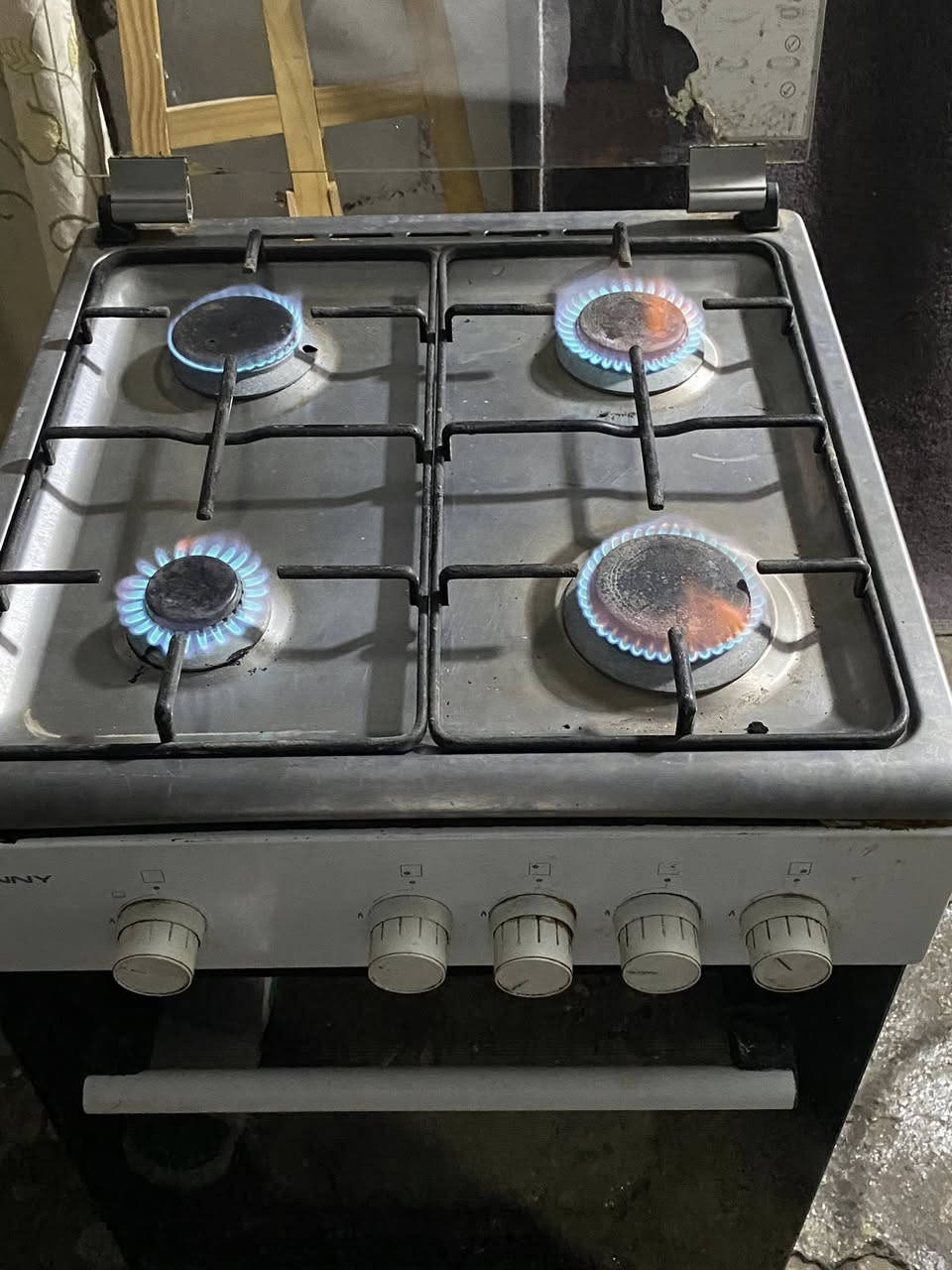 طباخ نضيف ومرت اربع عيون ونار فرن اسفل السعر 60 الف وبي مجال العنوان موصل كراج الشمال ***********
