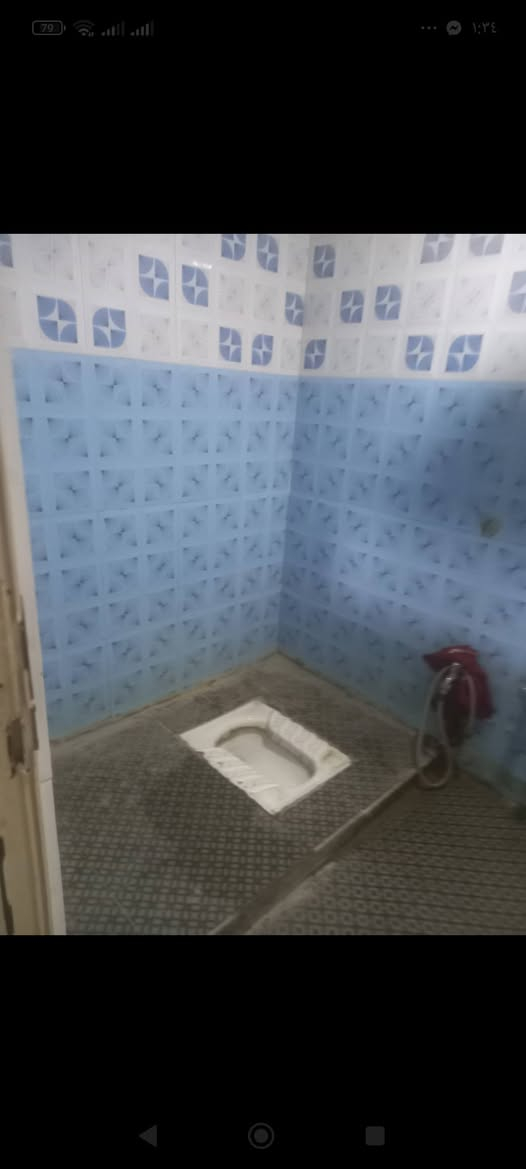 بيت للبيع 150 متر طابقين ثلاث غرف نوم استقبال وصالة ومطبخ وحمام داخلي وخارجي بناء قديم شيلمان كاشي سيراميك..منطقة 3000 مقابل سوق المدارس كل الخدمات يمة مدارس من ابتدائي إلى إعدادية سوق مركز صحي خط سيارات منطقة حلوه السعر 140 وبي مجال.. للاتصال *********** ابو محمد
