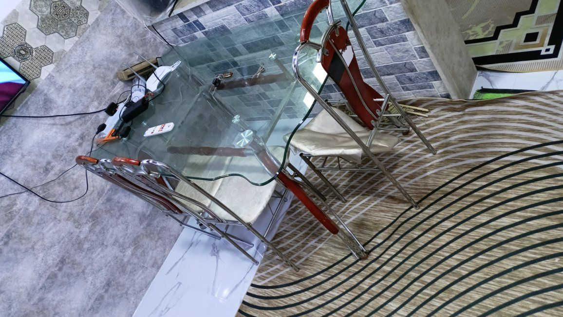 للبيع السعر 50 الف الكراسي مكسره الميز جديد لا فطر ولا كسر ***********
