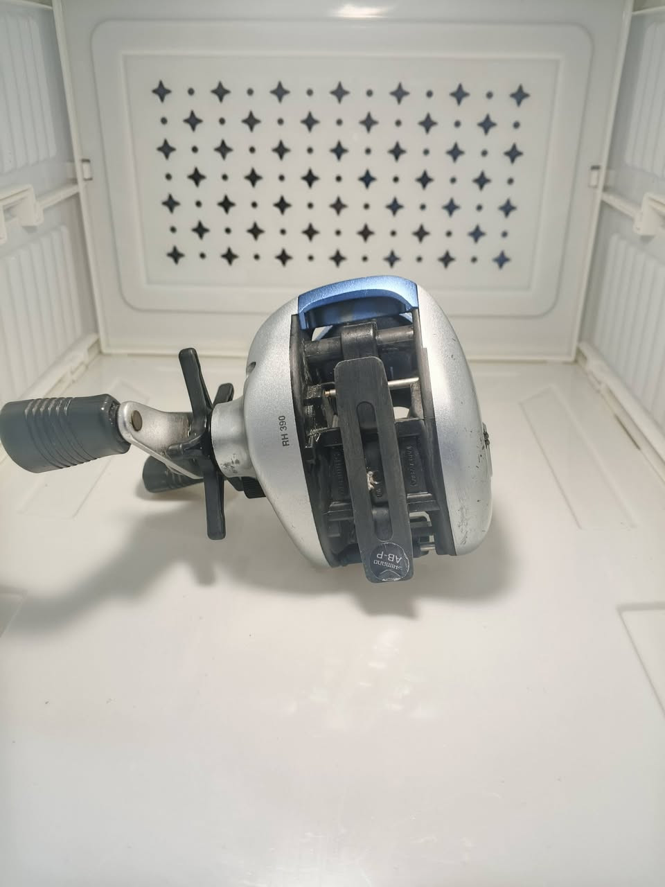 السعر /// 25 /// التوصيل مجاني 
1-الماركة: Shimano (شيمانو اليابانية).
2-الموديل: Bass Rise (الرمز المكتوب على القاعدة RH 390).
3-نوع البكرة: Baitcasting (بكرة دوارة علوية).
4-نظام الكبح: مزودة بنظام Easy Mag (فرامل مغناطيسية)، وهو يساعد في تقليل "التعشيش" أو اشتباك الخيط أثناء الرمي.
5-جسم البكرة: مصنوع من الجرافيت المقوى مع أجزاء من الألمنيوم لتقليل الوزن.
6-جهة المقبض: يمين (Right Hand)


**إذا كنت صاحب هذا الإعلان وتريد حذفه لأي سبب، رجاءا أرسل رسالة إلى الدعم الفني**