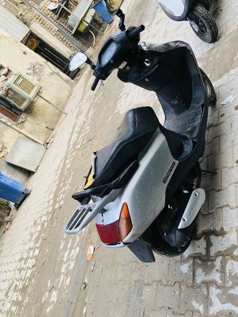 السلام عليكم دراجه سبيزيز للبيع شغال سلف هندر نكره اول هندر كهربائيات لايت اشاير يحتاج ترتيبات اله شويه سعرر 300الف مكان بغداد الحريه الرقم ***********
