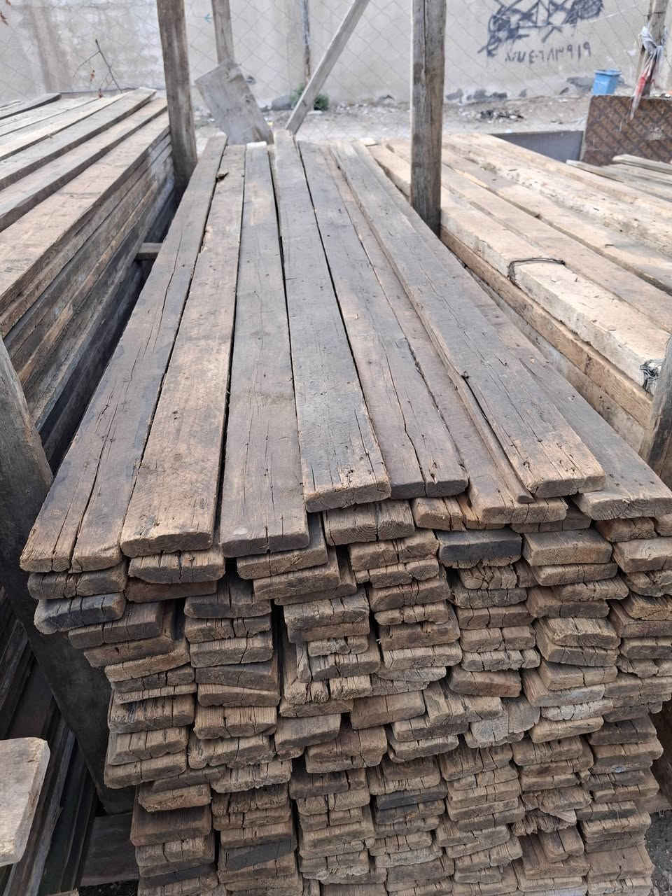 قالب خشب للبيع يدك 200 تارس 25العنوان حله مركز مدينه الاسفسار ***********
