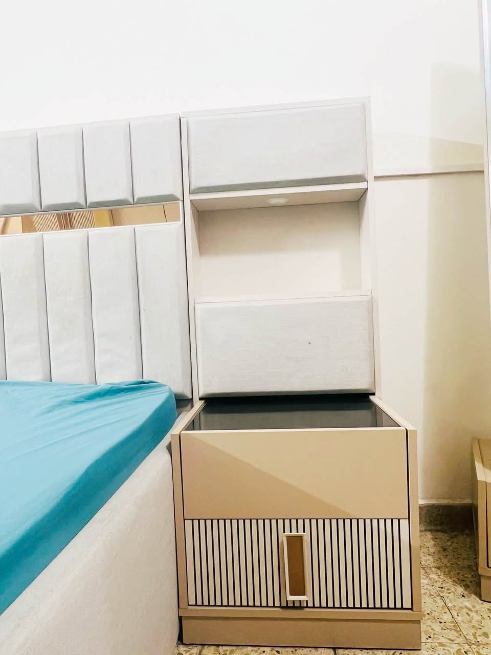 السلام عليكم للبيع غرفه مستعمله قليل
المنشأ تركي درجه اولى 
نوع "زيتار " بتصميم ايطالي عصري
مكونة من 9 قطع
كنتور عرض قياس 280 سم و ارتفاع 230 سم 
سرير يحتوي على خزان قياس 305 سم عرض مع الكومديات و 250 سم طول مع الشازلون 
كومديات عدد 2 
ملحق مجرات 
مرايه زاويه 
طابوريه 
ميز تواليت
فقط مخزن السرير بحاجة صيانة + لدات الانارة ..
السعر مليون و٥٠٠ وبيها مجال 
للاستفسار خاص 
مكاني بغداد البياع


**إذا كنت صاحب هذا الإعلان وتريد حذفه لأي سبب، رجاءا أرسل رسالة إلى الدعم الفني**