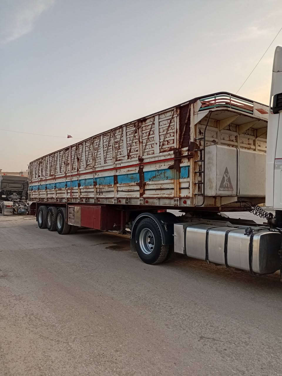 السلام عليكم
عربانه حداديه شاصي ١٦ مكفول 
دناكير ١٤ مربع   تايرات نص عمر 
طول العربانه  ١٢.٥٠  ارتفاع الاجناب  ١٩٠ 
بغداد شارع فلسطين ***********
