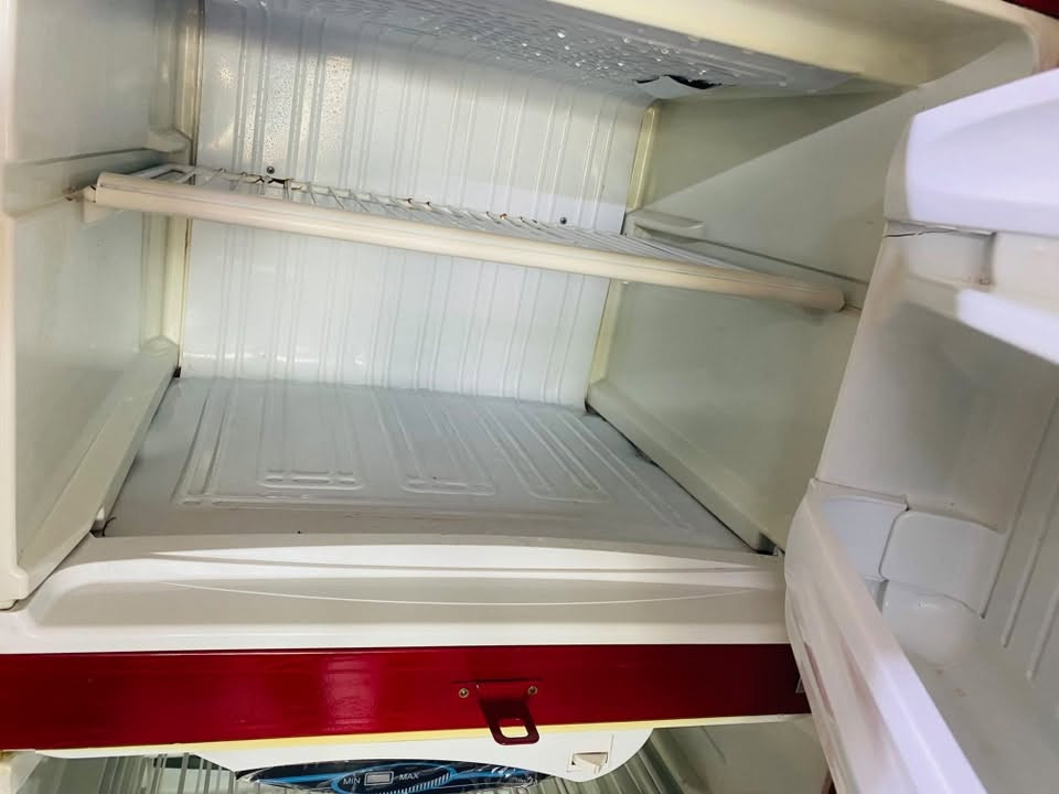 ثلاجة للبيع فول نظافة حجم ١٤ قدم لا خياس ولا زنجار فول تجميد بالشرط السعر ١٥٠ الشراي يخابر ***********
