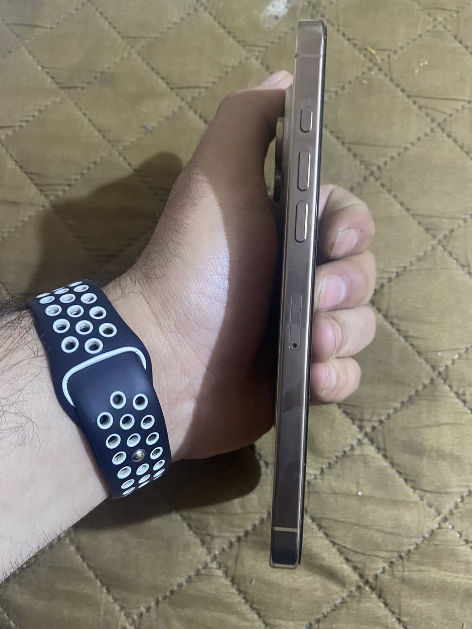 السلام عليكم  ايفون ١٦ برو ماكس شباني ذاكره ٢٥٦ بطاريه ١٠٠ مشحون ٦١ مره النضافه ١٠٠ / ١٠٠ 
الكسر الي بل صوره الي هوه الزكه وليس الشاشه مع غراضه كامله كيبل وكارتونه مكاني الشعب حي اور الاتصال بل رقم ***********
