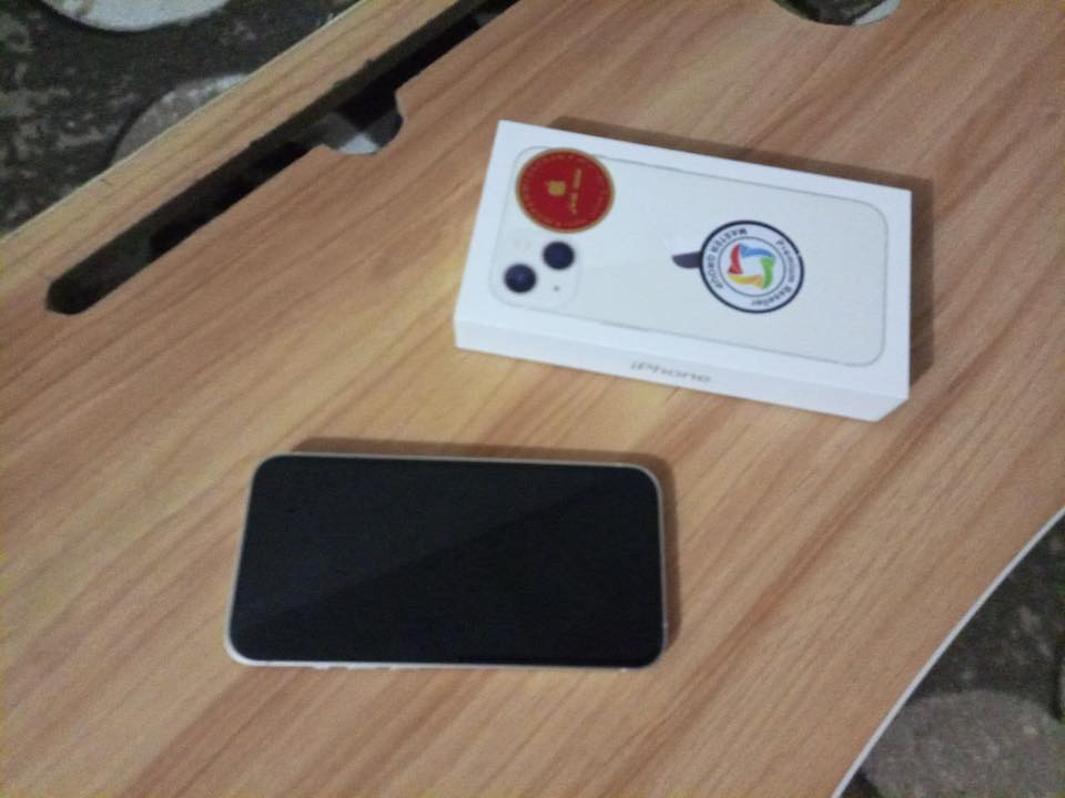 السلام عليكم 
13عادي لبيع 
شرق اوسط
بطاريه 95
ذاكره 128
نضيف 95‎%‎
مكاني كوت
السعر 450وبي مجال قليل 
رقمي ***********
واتساب او انتصل
