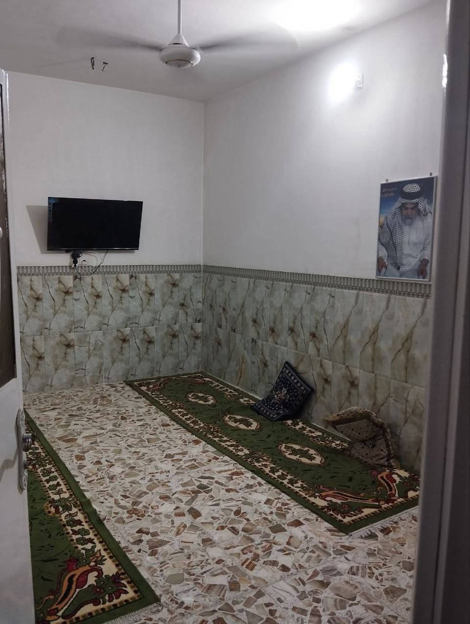 السلام عليكم ورحمه الله وبركاته 
بيت للبيع المساحة 120
الواجه 5 _ النزال24
طابق واحد _ طابو زراعي بناء بلوك كلر 
الحوش 6متر استقبال 5متر غرفة 4متر
الصاله 3*4.5 مطبخ 3متر 
حمام 3متروبع
ترك متر
السطح بيتونه على عرض البيت +ستارة
العنوان بغداد حي السفير قرب مختار محله 760

للاستفسار ***********
