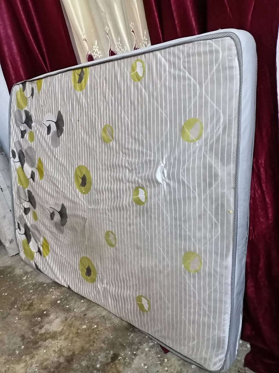 دوشك جديد بعدو سعر ٤٠ العنوان حي صدام التواصل 
***********
