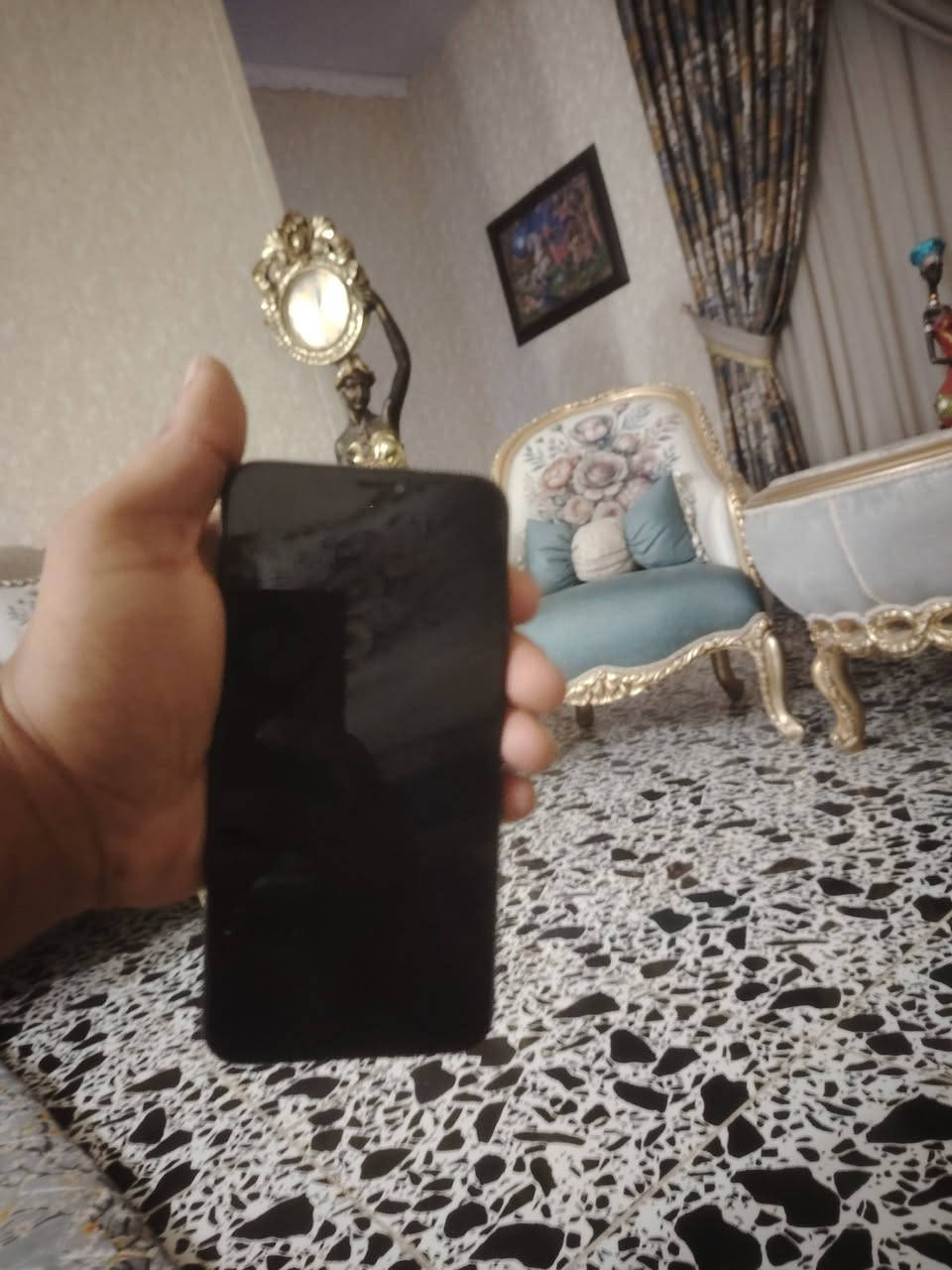 للبيع 📱
الموديل: آيفون 11 برو ماكس (iPhone 11 Pro Max)
​الذاكرة: 256 جيجابايت
​البطارية: نسبة 89% (تفصيخ )
​.
​العيوب: توجد "طخة" خفيفة جداً في الظهر (موضحة في الصور).
​السعر والتفاصيل 💰
​السعر: 250 ألف دينار عراقي (مجال بسيط جداً للشراي القريب).
​الموقع والاتصال 📍
​العنوان: ديالى - بعقوبة - باب الدرب (مقابل مدرسة الشهيد لطيف).
​رقم الهاتف: ***********
