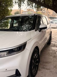 كرنفال موديل 2023 ماشيه 12الف كيلو سياره يعني بعدهي بحالت وكاله جديده ...