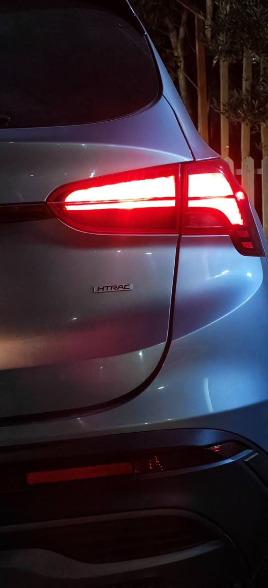 سنتافي امريكي  2023 رقم بغداد
سيارة ماشية 47 الف كيلو
سيارره حادثها بنيد وجاملغ بدون دواخل بدون شاصي
مواصفات هايترك معروفه مواصفاتها فور ويل
✅1- اللون سلفر
 حجم المحرك ٢٥٠٠ تنفس طبيعي
المواصفات
1- مفتاح ذكي بصمة + التشغيل عن بعد .
2- نظام اوتو بارك /  والتوقف الذاتي بدون سائق
3- كير بنظام الازرار  المنفصلة الاصدار الجديد ( بيانو)
4- كير ماوس ثانوي لأوضاع القيادة / Drive Mode 
‏Comfort - Smart - Sport 
5- هاند بريك بصمة  Auto Hold  أوتو هول نظام مانع الانزلاق  نظام نزول المنحدرات نظام اطفاء المحرك (A) ذاتيا في الازدحامات لتوفير  الداشبورد الكتروني بانماط متغيرة حسب وضعية القيادة  شاحن هاتف wireless+  المرايا الجانبية نقطة عمياء  + اشارات  
مرايا جانبية بخاصية الترحيب والفتح عند الاقتراب والاضاءة في 
6- رادار 360 درجه 
7- كشنات تدفئة 
#السعر 197 
سيارة اي نقص مابيها  جاهزة من كلشي 
تحويل مباشر 
وبعد بيهاا هواي مواصفات
الاتصال  والاستفسار
***********
***********
مكان سيارة بسامرة

ملاحظه #السيارة شادلها دعامية الاصلية مو تجاري 
راديتر المحرك وراديتر التبريد مالتها البلادي بدون ضرر 
لايت مال كصه بلادي كلها غراض اصلية  فقط جاملغ وبنيد مبدل ومصبوغات بدون دواخل 
صور السونار + صور الضرر مرفقة بالمنشور
