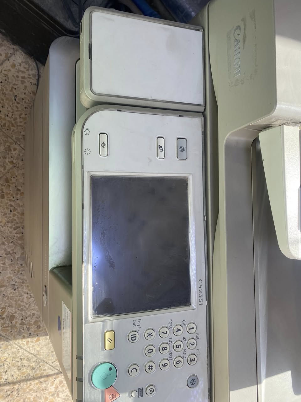 🖨 Canon imageRUNNER ADVANCE C5235i

طابعة مكتبية/مؤسساتية قوية، مناسبة للمكاتب، المعامل، المراكز الطباعية، وشغل التصاميم.

🔹 السرعة: 35 صفحة بالدقيقة (ألوان وأسود)
🔹 قياس الطباعة: لحد A3
🔹 دقة عالية 1200×1200 dpi
🔹 طباعة وجهين أوتوماتيك (Duplex)
🔹 سكانر + ناسخة + طباعة شبكة
🔹 شاشة لمس ملونة 8.4 إنج
🔹 هارد داخلي 320GB
🔹 اتصال شبكة + USB
🔹 تتحمل ضغط شغل عالي جدًا

📦 حالة الطابعة: (نظيفة جداً )
📍 الموقع: البياع 
💰 السعر: 500

للتواصل خاص أو واتساب: (***********)
