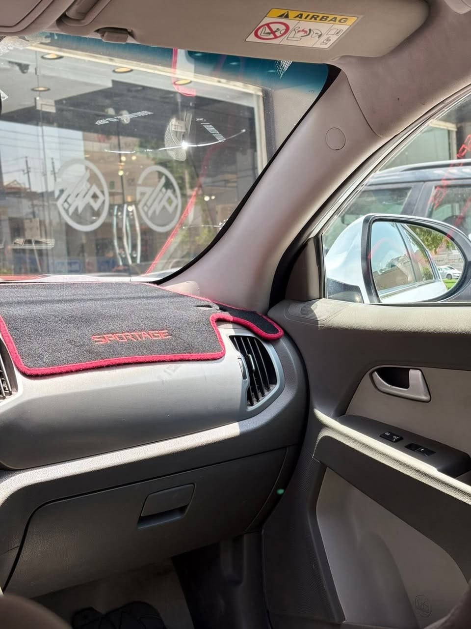 كياا سبورتج …. ( خليجي ) 
مكفوله من الحادث والصبغ 

رقم بغداد … 

سيارة نطيفة على ايدي ،. 

الصدر الامامي رايدله شغل شويه فقط 

موديل 2014 … 

محرك 2000 دوش … 

مرايا شفط … 

شاشة كبيرة .. 

كاميرا خلفيه + حساسات 

ويل كروم ( فراشة ) .. 

تحكم ستيرن  ( جهتين ) … 

دشبول بيانو … 

تبريد ثلج خير من الله …

السعر … 

161$

والسعر بي مجال بسيط

للتواصل … 

*********** 

***********
