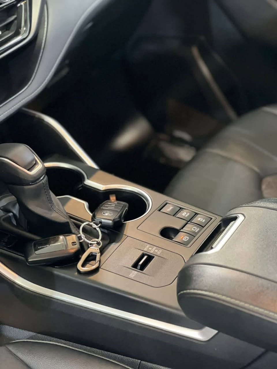 سلام عليكم ورحمة الله وبركاته
هايلندر خليجي هايبرد سياره مواصفات فتحه صندوق كهرباء كرسي كهرباء بصمة سبعه راكب ويل اسود يدات سود حمالات سود باقي مواصفات معروفه مكفوله كفاله 

السيارة كفالة عامه ساز ام الضمان عليه رقم مميز

السعر المطلوب 340 بيه مجال بسيط استفسار اتصال 

***********
