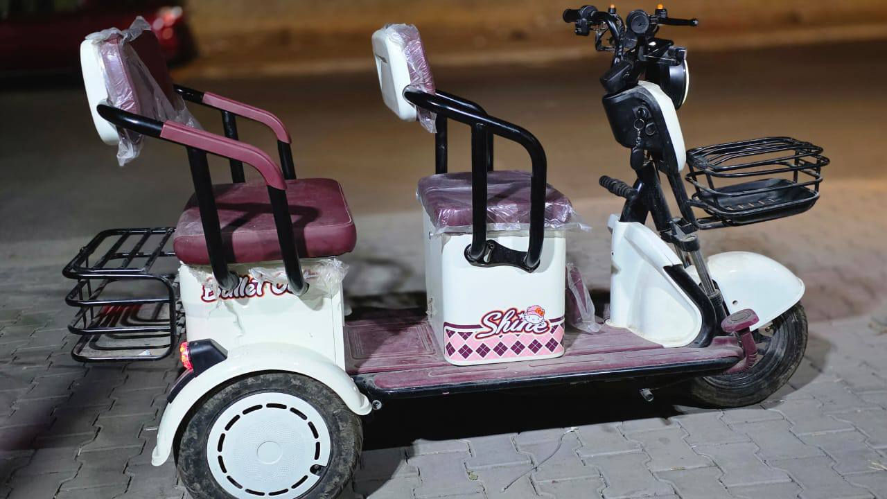 للبيع دراجة كهربائية نظيفة جداً
نوع: ثلاثية (مريحة وثابتة)
حالتها: شبه جديدة (بعدها نايلون عليها)
بيها سلة أمامية وخلفية
مناسبة للتوصيل أو الاستخدام اليومي
بطارية قوية وتمشي مسافة زينة
شكلها مميز ومرتبة 👌
💰 السعر: ٨٨٠
📍 الموقع: [بغداد قضاء الحسينيه]
📞 للتواصل: ***********
متواجد فقط واتساب .
