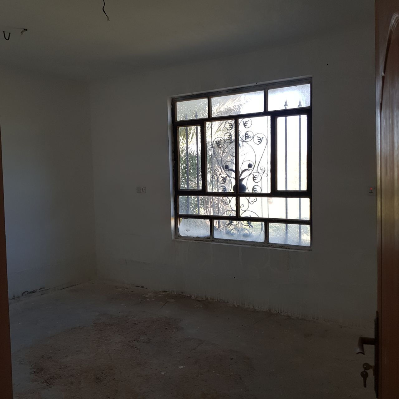 ارض للبيع هورجب قريب على المدارس مساحة706م بيها بيت292 متر بي نواقص بي خدمات  سكنية سند25واجهة البيت 22.50 ونزال31.40  الاستفسار على السعر في الخاص او الاتصال على الرقم بي واتساب ***********
