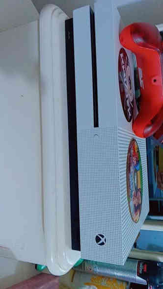 Xbox one s
500GB
ويا جويستك كيم سير احترافي
وقرص GTA v
وبي شهرين اشتراك كيم باس

للبيع ب160 الف 
مكاني ديالى / بعقوبة
***********
