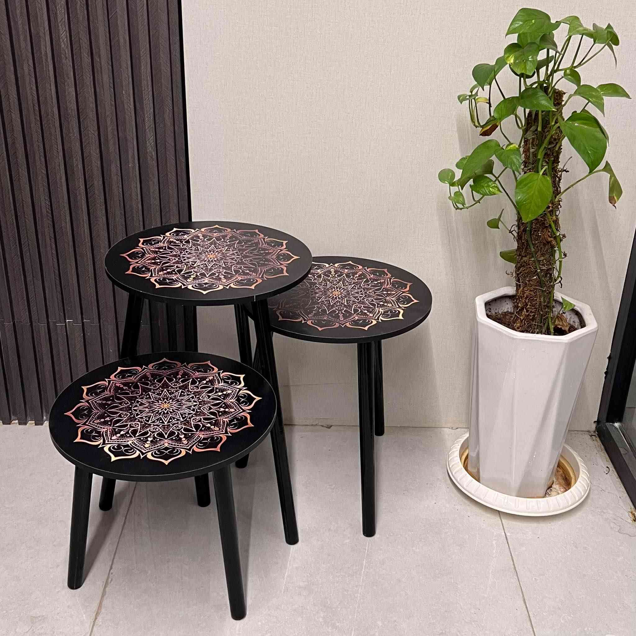طقم طاولات جانبية دائرية بنقشة ماندالا فنية – 3 قطع

طقم طاولات جانبية بتصميم أنيق يجمع بين اللون الأسود العميق ونقشة ماندالا زخرفية لافتة، مناسب لإضافة لمسة جمالية مميزة لأي مساحة داخلية.

المميزات:
• تصميم دائري بثلاث طاولات متناسقة بأحجام مختلفة

• سطح أسود مزخرف بنقشة ماندالا فنية متطابقة على جميع الطاولات

• أرجل سوداء بتصميم بسيط ومتوازن

• يمكن ترتيب الطاولات معًا أو استخدامها بشكل منفصل

• مناسبة للاستخدام كطاولات جانبية أو طاولات ديكور

• مظهر عصري ينسجم مع مختلف أنماط الأثاث

المواصفات:
• العدد: 3 طاولات
• النقشة: ماندالا زخرفية مطبوعة على السطح

محتويات العلبة:
• 3 × طاولة جانبية دائرية بأحجام مختلفة
1 × طاولة حجم كبير، الابعاد: 40*57 سم.
1 × طاولة حجم متوسط، الابعاد: 40*47 سم.
1 × طاولة حجم صغير، الابعاد: 40*37 سم

السعر 30  الف
يتوفر خدمة توصيل لجميع محافضات العراق بغداد 3 محافضات  5 الاف فقط🚚🚚 بغداد, العراق


**إذا كنت صاحب هذا الإعلان وتريد حذفه لأي سبب، رجاءا أرسل رسالة إلى الدعم الفني**