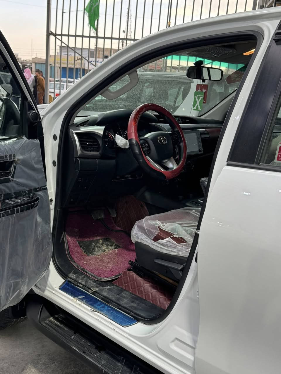 🚗 تويوتا هايلوكس 2024 (SAS) - للبيع
المواصفات والتفاصيل:
• الموديل: 2024 (ساز).
• المسافة المقطوعة: 45,000 كم فقط.
• الحالة العامة: السيارة مكفولة كفالة عامة (بشرط الفحص).
• المواصفات: فول مواصفات 1/1، وتتضمن:
• نظام تبريد كشنات (مقاعد).
• كاميرا أمامية وخلفية.
• مثبت سرعة (Cruise Control).
• باقي مواصفات الساز المعروفة.
السعر المطلوب:
💰 360 ورقة (36,000 دولار).🔥
📍 الموقع:
السيارة متوفرة حالياً في معرض الحسن.
٠***********
