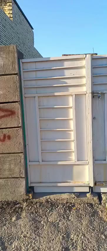 بيت مساحه 200 متر مربع بناء بلوك سكف عكاده خدمات كامله ماء مجاري كهرباء العنوان الحميدية شارع سيد عوده للاستفسار أكثر مراجعة مكتب النرجس للعقار ***********
