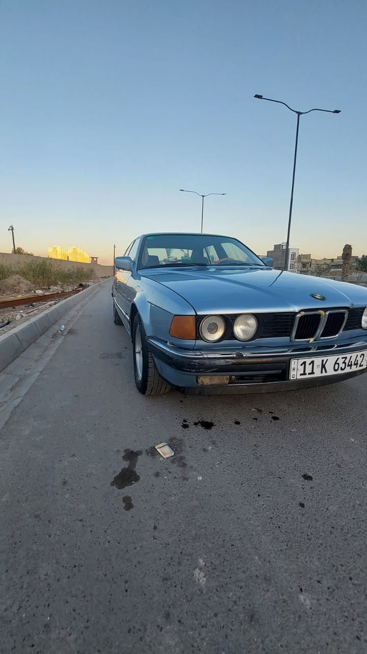 السلام عليكم 
Bmw735i 1991
سيارة فول مواصفات كلها كهرباء 
صدرها نص عمر 
وتايرات حاويه
تبريد بس غاز محتاج
السياره مصبوغه عام 
سياره تحويلها ثاني يوم
رايدها ب٤٨ وبيها مجال 
للاستفسار***********
غير متواجد عل فيس
مكانها بغداد

