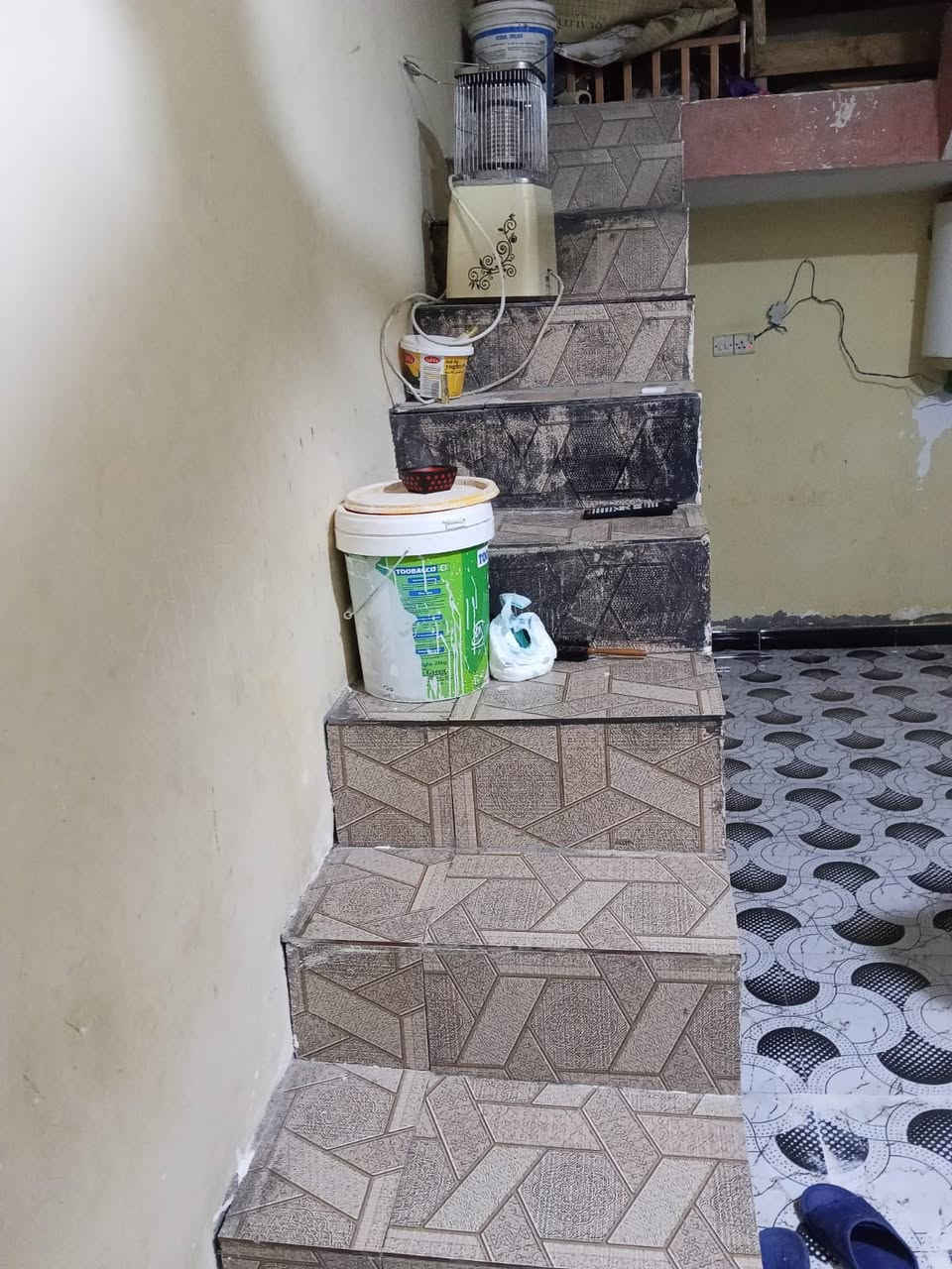 السلام عليكم 
دار للبيع 
بسم كويتي 

في قضاء ابو خصيب منطقة مشيجيجة 

البيت كونكريت 

يحتوي البيت على غرفتين ودوانية وصاله ومطبخ وحمام 

السعر 35 مليون

رقم هاتف***********
