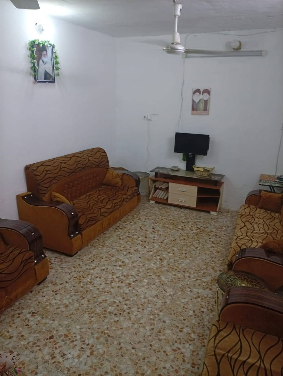 السلام عليكم
بيت للبيع زراعي المساحه ١٥٠ متر العنوان بالسده حي النصر كاع بيت سهر الشارع العريض البيت نضيف وجاهز لسكن خدمات كامله بناء بلوك والسكف عكاده يتكون من غرفه + صاله + ستقبال + مطبخ +  طارمه + صحيات السعر المطلوب ( 33 ) مليون وبي مجال بصيط الاستفسار اكثر / *********** // ***********
