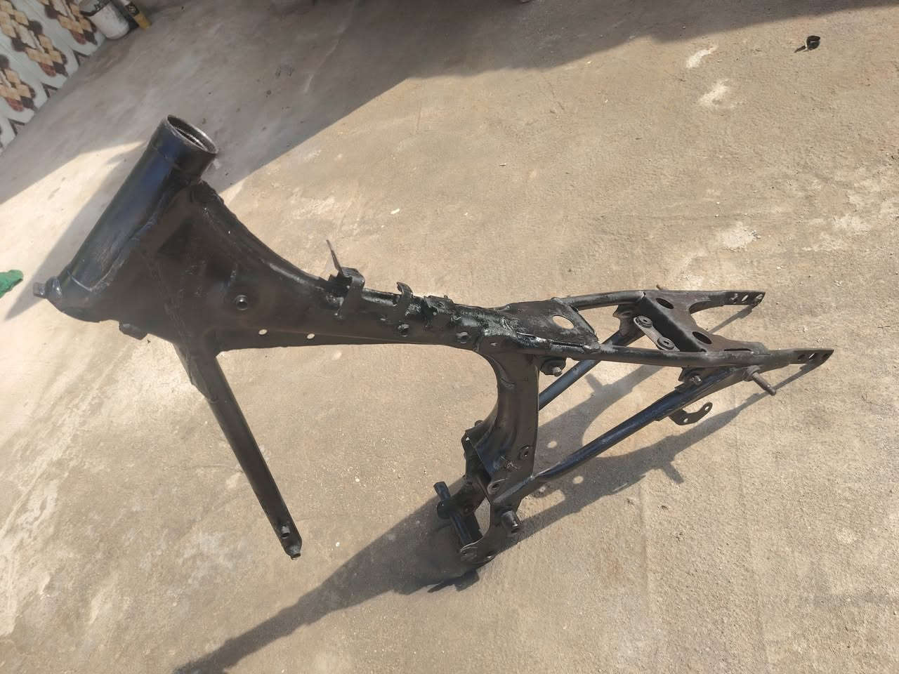 شاصي للبيع مصبوغ وكامل مكفول كفاله عامه بدون موديل 19بلاد السعر 130 وبي مجال حك الجيه مكاني كحلاء رقمي ***********
