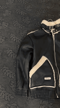 جاكيت جلد ب 3 ألوان ( الجوزي وسود وزيتوني) مبطن فرو ياخة كلاسيكية شتوية تفاصيل الجيوب كلش راقية + بنطرون سوبر بكي يجي ب لونين ( أسود ونيلي ) اقماش جنز ليڤايز + كب جنز بألوان جذابة متوفرة كل القياسات للحجز أو السعر راسلونا دايركت ‭0771 522 5789‬
(تنويه الون الأسود يختلف ببعض التفاصيل)
#اكسبلور_فولو
