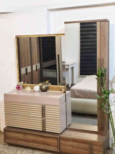 غرفة نوم تركية درجة اولى مستعملة 
ملحق اضافي مع الكنتور
الخشب نوعيته جداً قوي وثقيل مو مثل الغرف السوگيات
الغرفة بيبانهه 3 اشكال بابين دفتري وباب سلايد وباب عادي للملحق 
نظام انارة داخلية بميز المرايا وبالكومديات 
قفل حديد نظام برغي وچوي يعني متتأثر بالفتح والشد 
تحتوي على مخبأ بالميز ورفوف سلايد داخل الميز
+ مخبأ بالكومديات
سرير مخزن هايدروليك
(سعر الغرفة بالجديد 20 ورقة)
عنواني بغداد المشتل
للتواصل خاص أو اتصال
*********** موجود واتساب فقط!
هذا رابط تفاصيل الغرفه بـ گوگل 👇👇
https://arkanallqasr.com/%D8%BA%D8%B1%D9%81-%D8%A7%D9%84%D9%86%D9%88%D9%85/%D8%BA%D8%B1%D9%81-%D9%86%D9%88%D9%85-%D9%83%D8%A7%D9%85%D9%84%D8%A9/%D8%B7%D9%82%D9%85-%D8%BA%D8%B1%D9%81%D8%A9-%D9%86%D9%88%D9%85-%D8%A8%D8%AA%D8%B5%D9%85%D9%8A%D9%85-%D9%81%D8%AE%D9%85/
