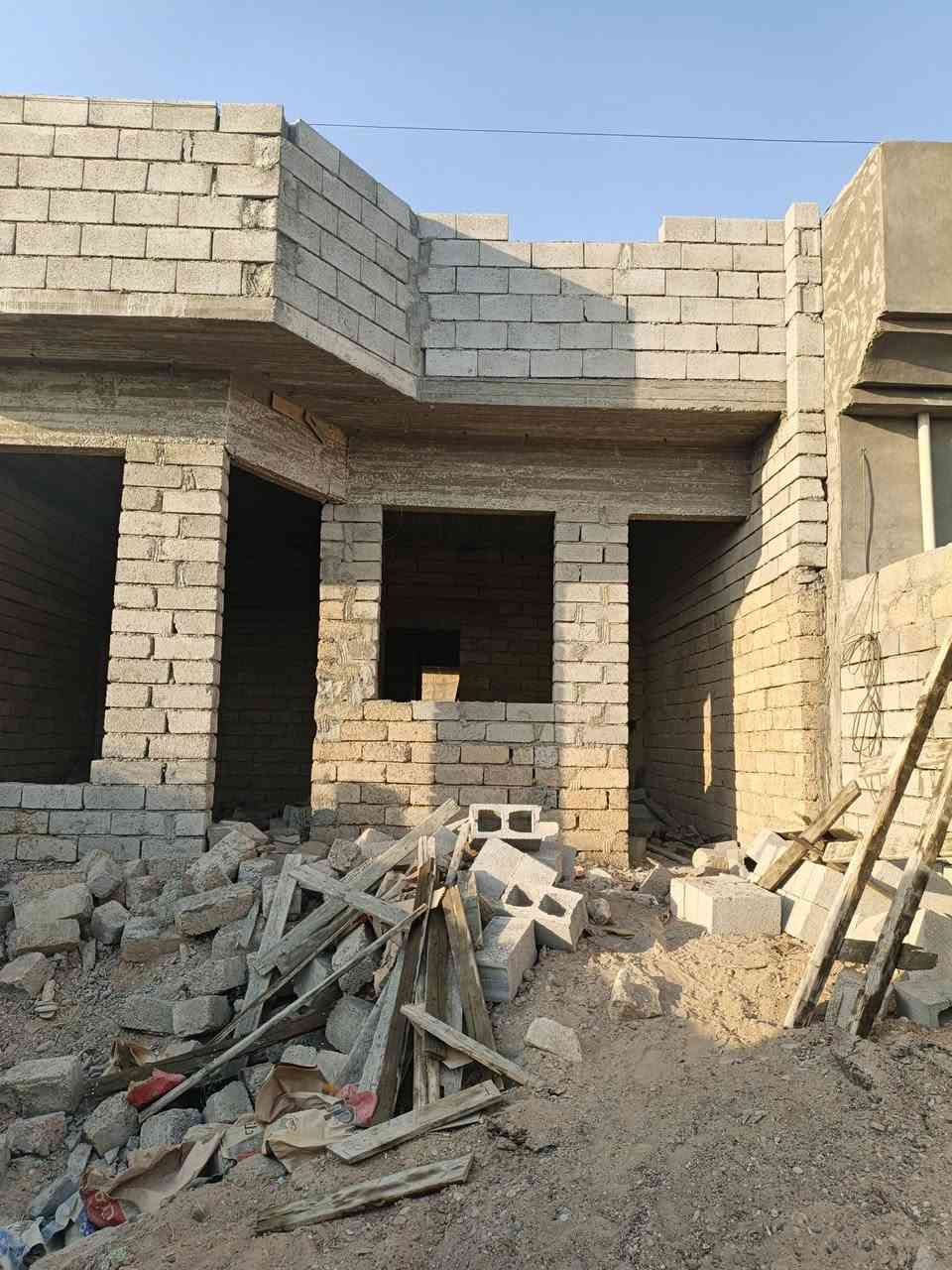 السلام عليكم هيكل لبيع بيجي حي المهندسين المساحه 180  متر عرفه نوم 2  صاله صيحات مطبخ ربعه لستفسار الاتصال بالرقم ***********

