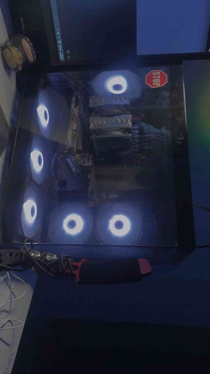 معالج lntel xeon e5
كرت الشاشهRX 580 8 GB
الرام 16GB DDR4
التخزين 128GB SSD + 500GB SSD
البور سبلاي 550 واط 
2- الشاشه 
من BENQ حجمها 24 و تشغل 144 فريم و FHD 
بيها قائمه كامله مال الوان ترتبها على مزاجك نضافه 100/100
رايدها هية و الشاشه ب650 الف مكاني بلطوبجي و رقمي ***********
