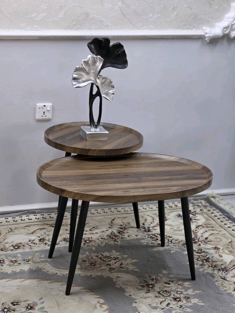 طقم طاولات جانبية مودرن وعصرية، بتصميم أنيق يجمع بين الخشب والمعدن، مما يضفي لمسة جمالية على أي مكان توضع فيه. تتوفر بألوان متعددة لتتناسب مع جميع الديكورات الداخلية. الطاولات متينة وسهلة التركيب، مثالية للاستخدام في غرف المعيشة أو كطاولات قهوة. يضاف للأسطوانة قطعة ديكور معدنية مميزة لتكتمل روعة التصميم.