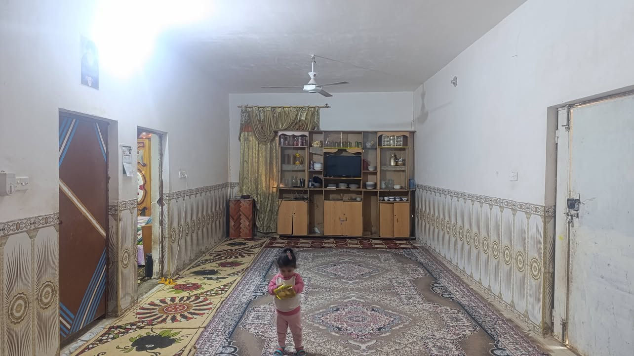 بيت للبيع
مساحته ٢٥٠ متر متوفر ٣ غرفه (4*5) وصاله واسع ٧ امتار ومطبخ واسع مع حمام داخلي وصحيات خارجيه وديوانيه كبيره . 
مكانه حي الزهراء قرب مدرسه امام الموحدين الجديده قريب مجمعات شارع معمل الزيوت . 
السعر والتفاصيل عبر رقم الهاتف 
‏‪***********‬‏
‏‪***********‬‏
