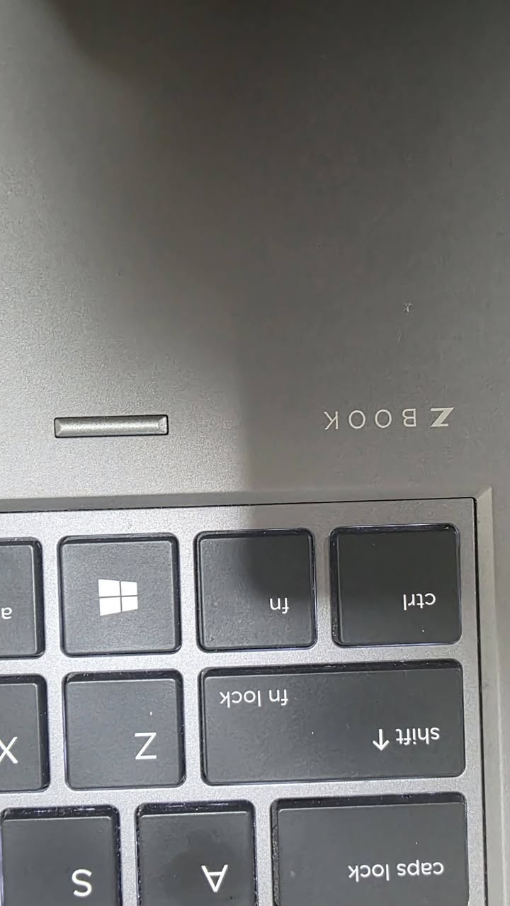 سلام عليكم لابتوب hp Zbook Workstation
💻 المواصفات:
المعالج: Intel Core i7-9850H (جيل تاسع – أداء عالي)
الرام: 16GB DDR4 بسرعة 2600MHz
كرت الشاشة:
داخلي Intel UHD (حتى 8GB مشاركة)
خارجي NVIDIA 4GB
الخزن: SSD M.2 بسعة 256GB (سريع جدًا)
النظام: Windows 11 Pro 64-bit
الشاشة: تدعم اللمس (Touch)
🔧 قابل للتطوير:
إضافة رامين إضافيات
إضافة هارد SSD بحجم 2.5 أو 3 إنچ
الملحقات: موس احترافي و شاحن و جنطة 
⚡ مناسب للأعمال الهندسية، التصميم، والبرامج الثقيلة و الالعاب 
السعر  ٦٠٠ الف
للتواصل ‏‪***********‬‏
