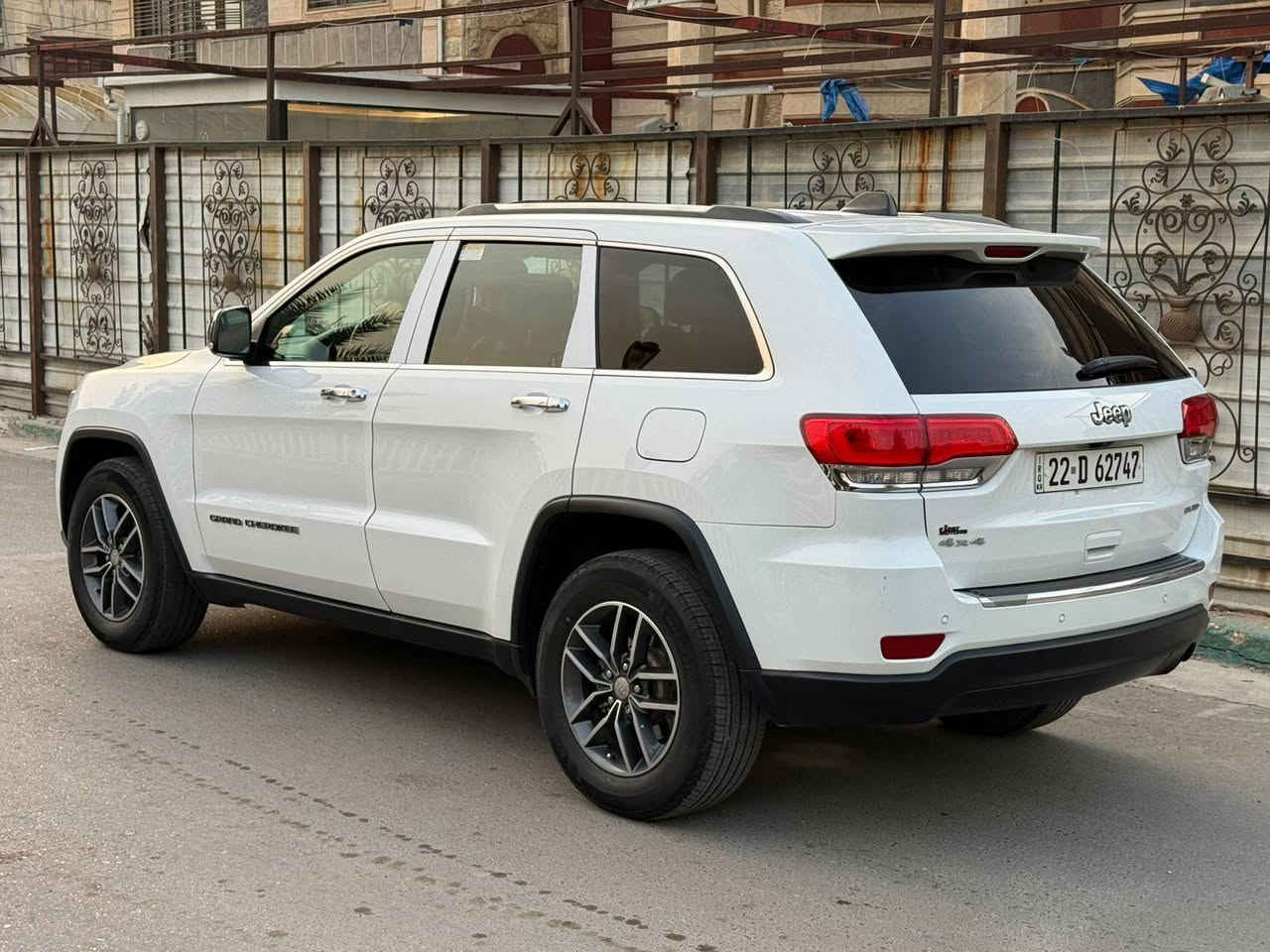 سلام عليكم جيب 2018  شيروكي  للبيع اكلين وكفاله بدون حادث السياره جديده لوك عل شركه ماشيه قليل واستخدام شخصي فول لمتتد السياره السعر ٢٥٥ ورقه الاستفسار اتصل ***********
