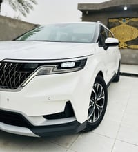 كيا كرنفال موديل 2023  كوري غاز بانزين  لون ابيض اصل ،كفالة عامة   فول...