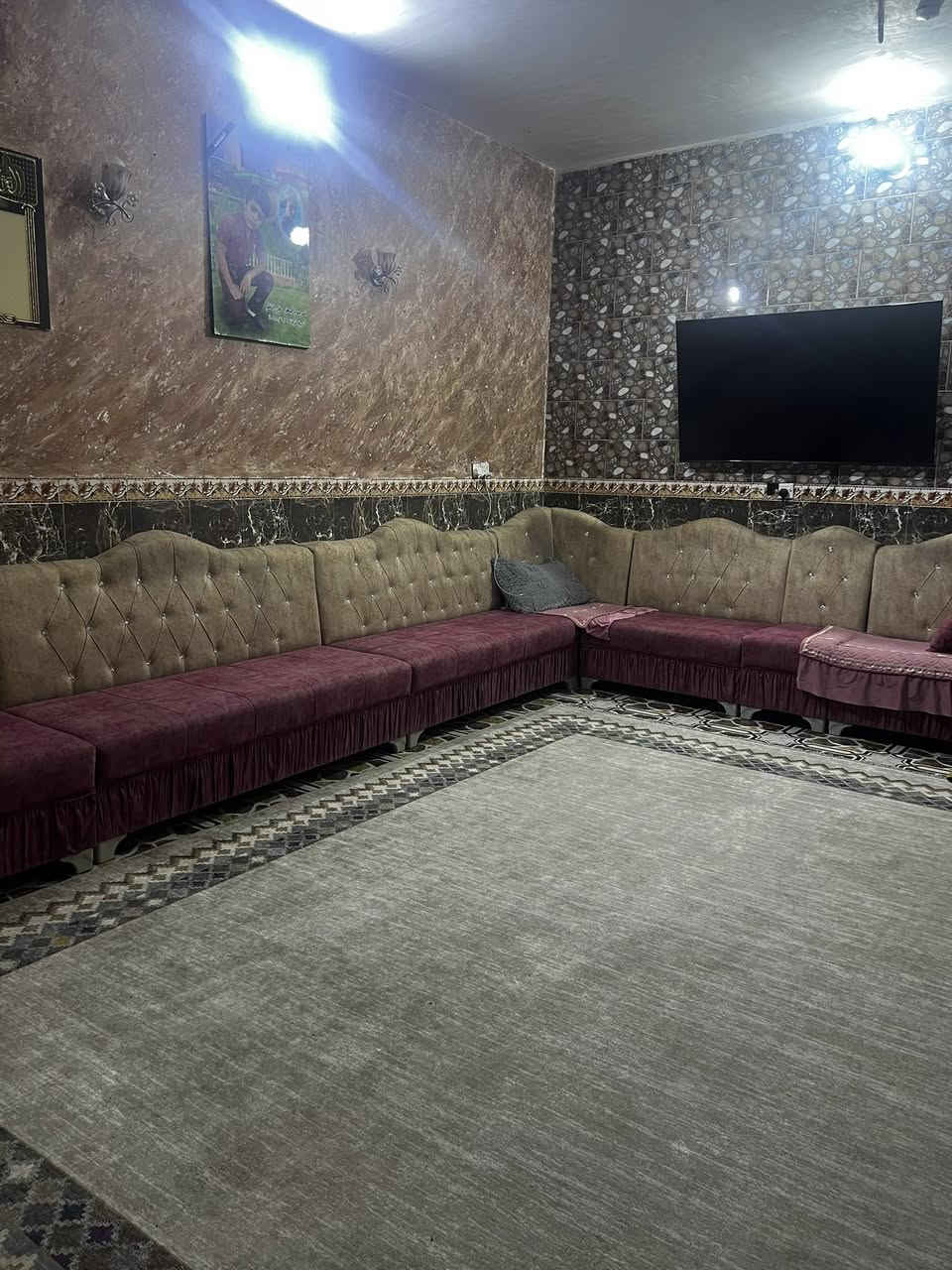 دار للبيع 240م بنا درجه اولى منطقه حواس 
تحتوي على 4غرف نوم عنوان خلف معرض حجي ناطق 
2مطابخ 
حمامات 2
كراج سيارة 
والبنا كدامكم واظح
***********
