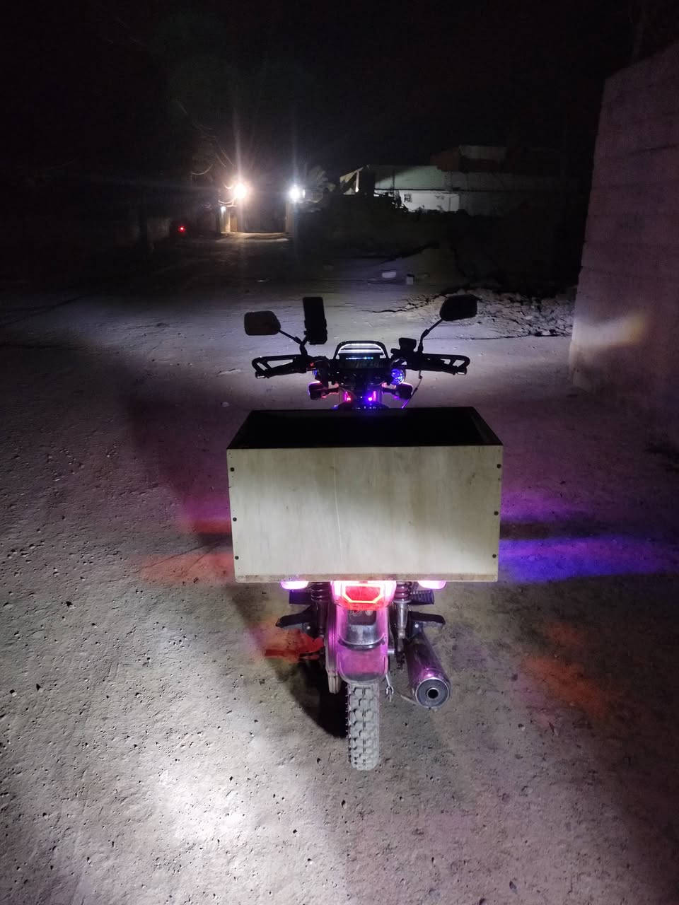 السلام عليكم موتور للبيع موديل 24 نهايه ال 24 السعر 750 وبي مجال للطيبين مكينه 200 ديالى الخالص اتصال على الرقم ***********
