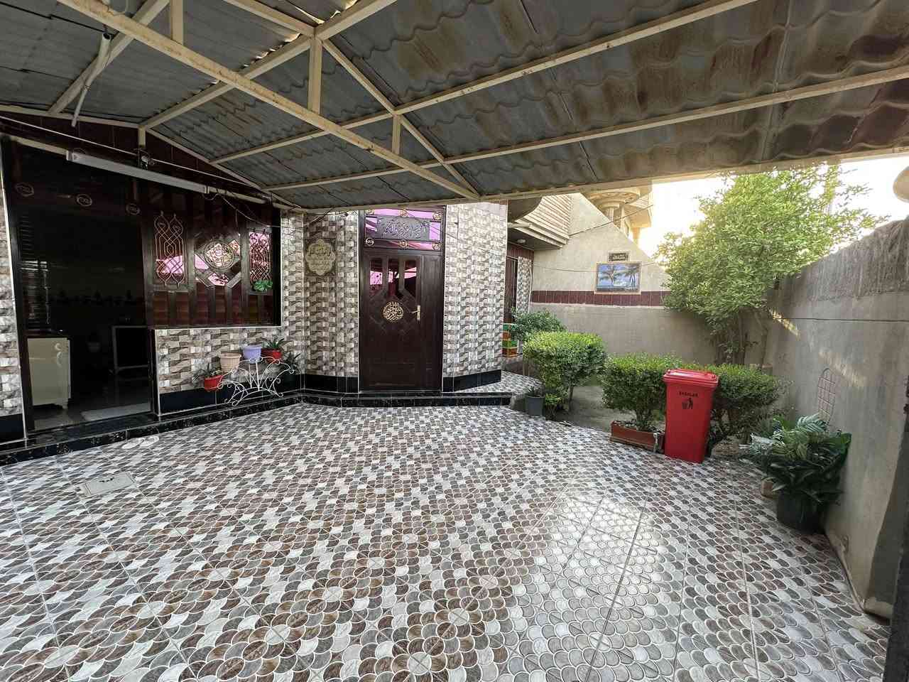 دار سكن طابو صرف في حي ( الأمير الأول ) 
بجانب بيت ( علي جاسم المرور ) 
مساحة ٣٠٠ م - ( بناء ٢٠٠ م / ترك بجانب لبيت ١٠٠ م ) 
( ٢ غرف نوم ) - صحيات داخلية + خارجية 
بناء طابوق - سقف صب كونكريت مسلح 
( بناء جديد ) - ( امام البيت متنزه ) 
( كل الخدمات متوفرة ) ماء - كهرباء - تبليط - مجاري
( تحويل مباشر ) ( أمامه متنزه )

للاستفسار مراجعة مكتب غازي للعقار     
واسط - الزبيدية - قرب أفران المائدة   ***********   
***********
