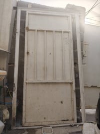 باب طلاقه وربع حديد ثقيل كيلون شغال . السعر 75 العرض 120 الطول 223 077...