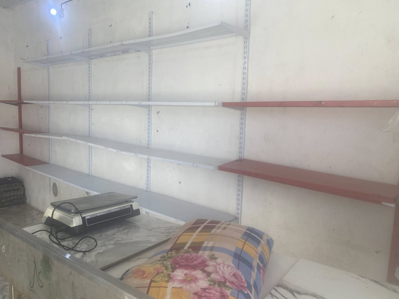 سلام عليكم رفوف انضاف وسلات  سعر رفوف 250 وبيهن مجال ولسلات الجبيره 60وبيه مجال ولزغيره 35وبيه مجال عنواني بصره مدينه بل خاص ***********
